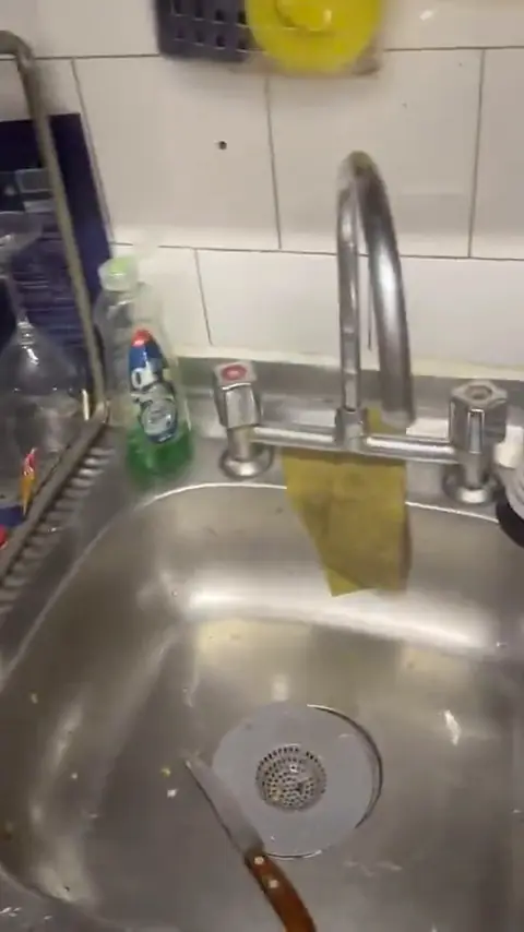 Lavaplatos con agua corriendo tras un destape